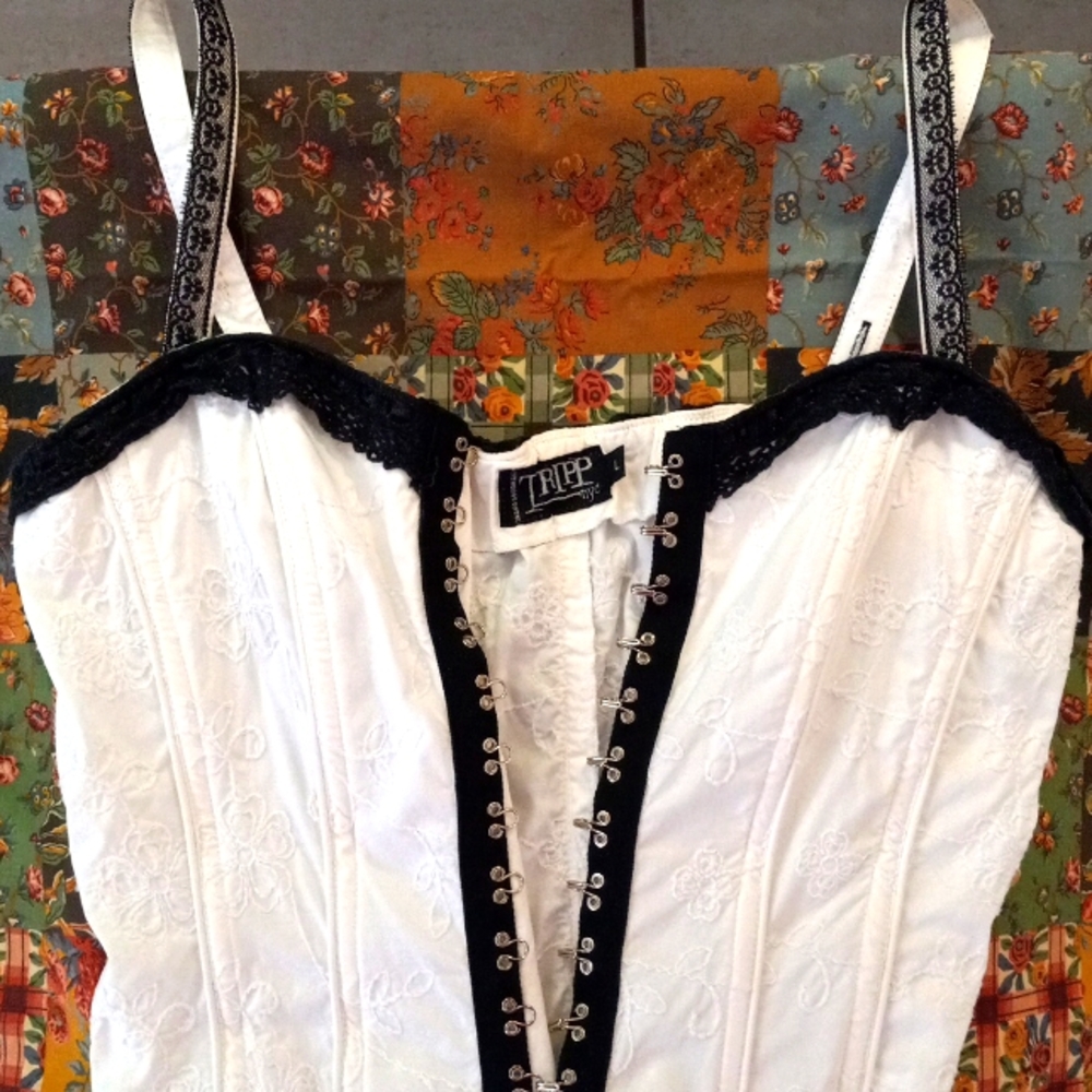 TRIPP NYC WHITE ON WHITE FLORAL EMBROIDERED CORSET WITH BLACK LACE TRIM SIZE L